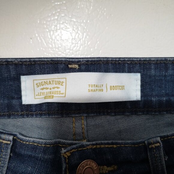 Signature Levi Strauss Gold Ladies Totally Shaping Bootcut Medium Wash Jeans - Picture 3 of 12
